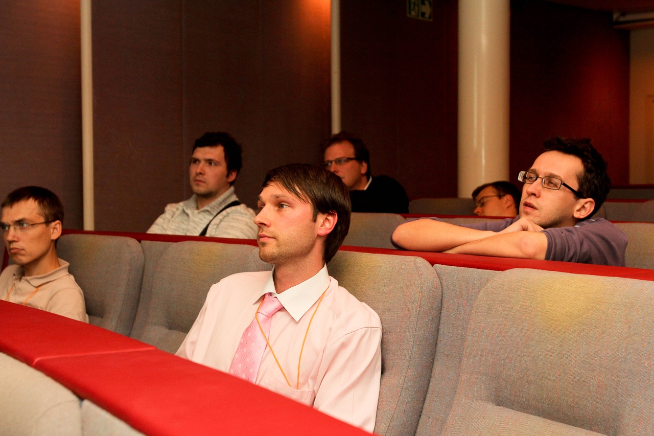 Ну очень внимательно слушаю (я слева). Основная конференция проходила в кинотеатре парома!